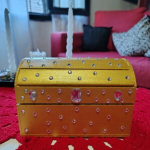 Cofre dorado con strass