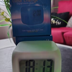 Reloj digital despertador con luz